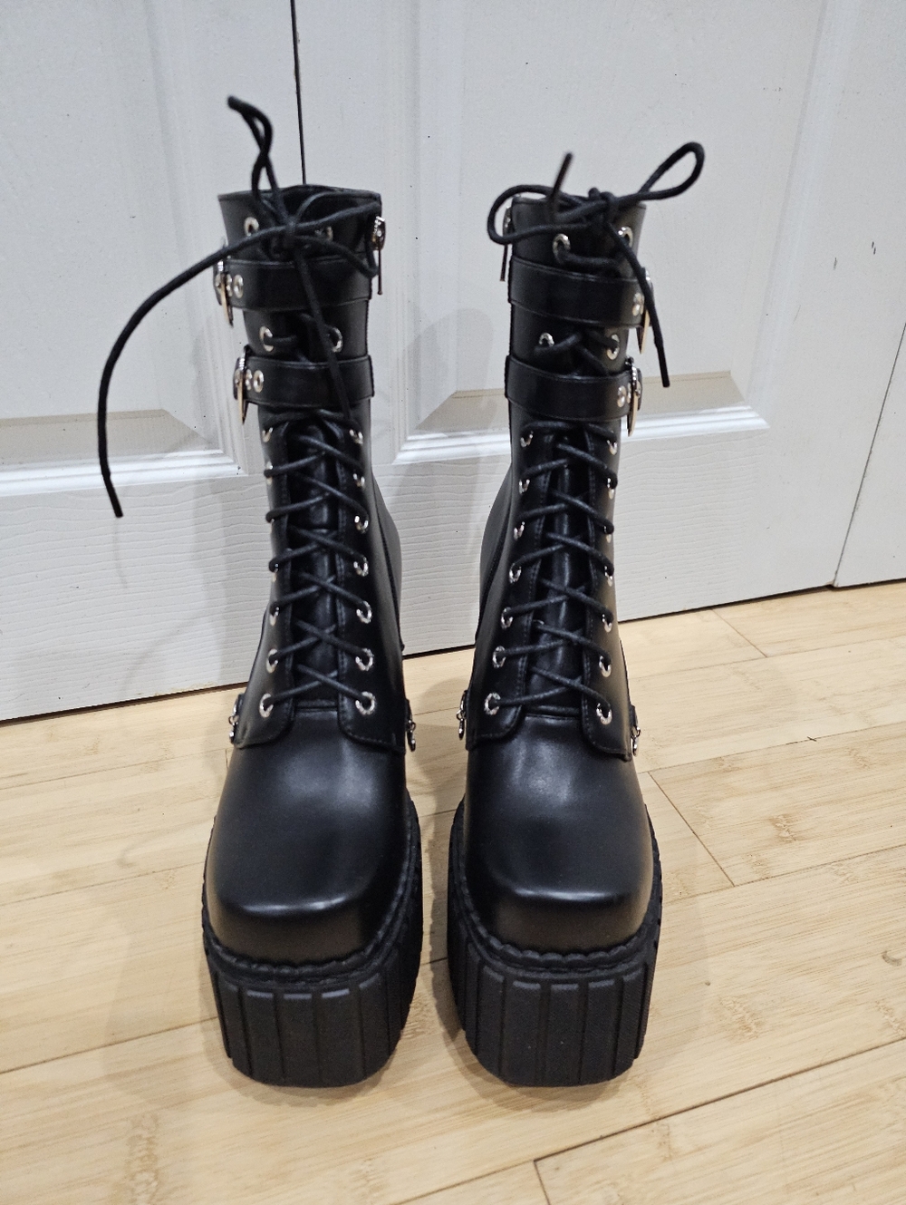 Dolls Kill Lamoda Black Queen’s Speech Platform Heart Lace Up Buckle Boots 9 - Picture 3 of 15